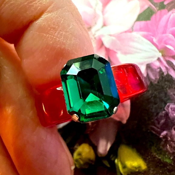 Jewelry - 🆕️ Emerald Green and Ruby Red Lucite Ring